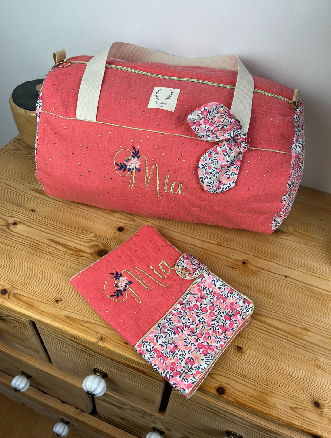 Cadeau de naissance : sac polochon et protège carnet Liberty Corail initiale florale