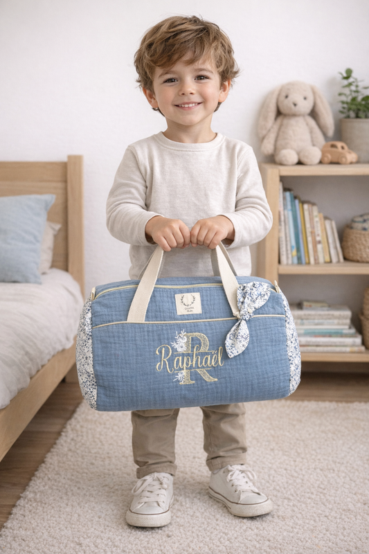 Louison le sac polochon enfant gaze ciel et Adelajda initiale dentelle