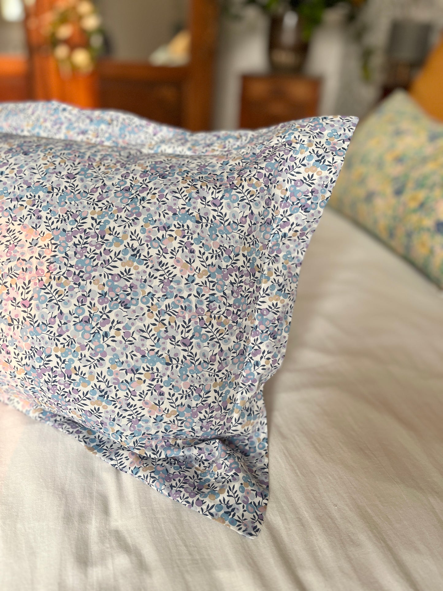 La taie d'oreiller à volants plats Liberty wiltshire lilas