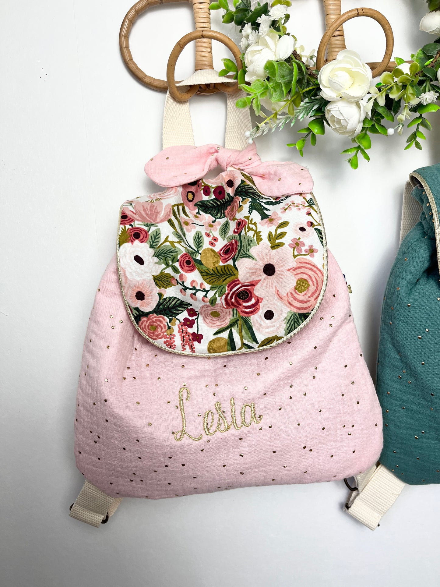 Le sac à dos enfant personnalisé Églantine double gaze rose poudré doré et rabat fleuri