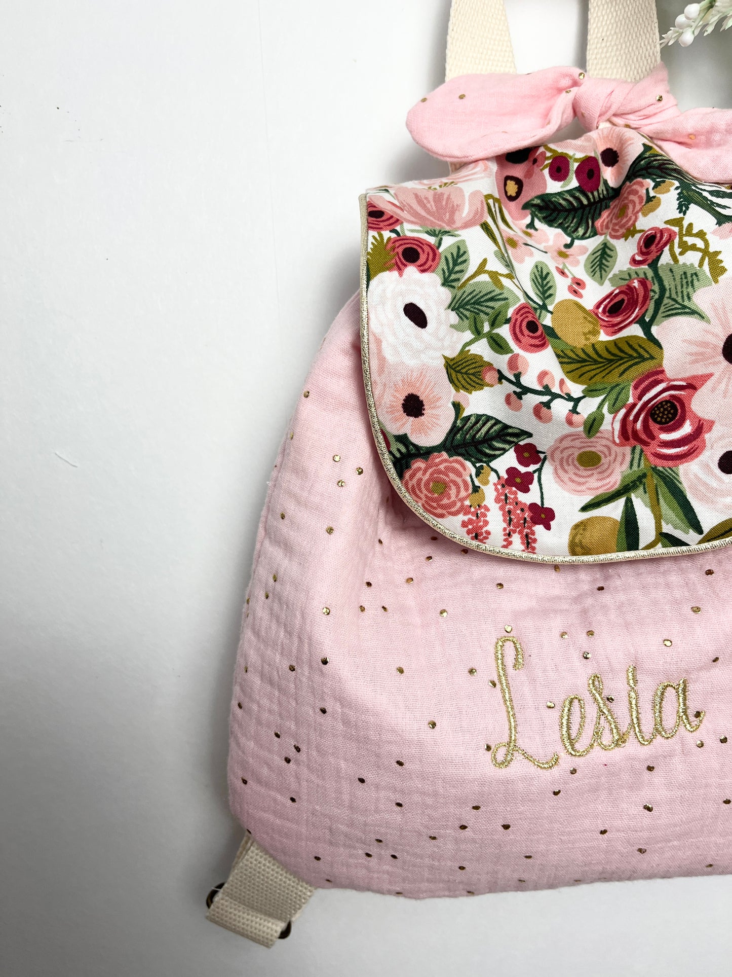 Le sac à dos enfant personnalisé Églantine double gaze rose poudré doré et rabat fleuri