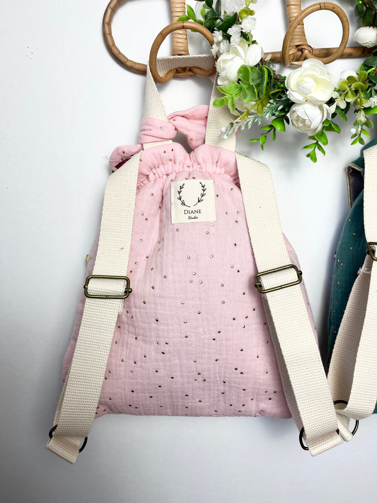 Le sac à dos enfant personnalisé Églantine double gaze rose poudré doré et rabat fleuri