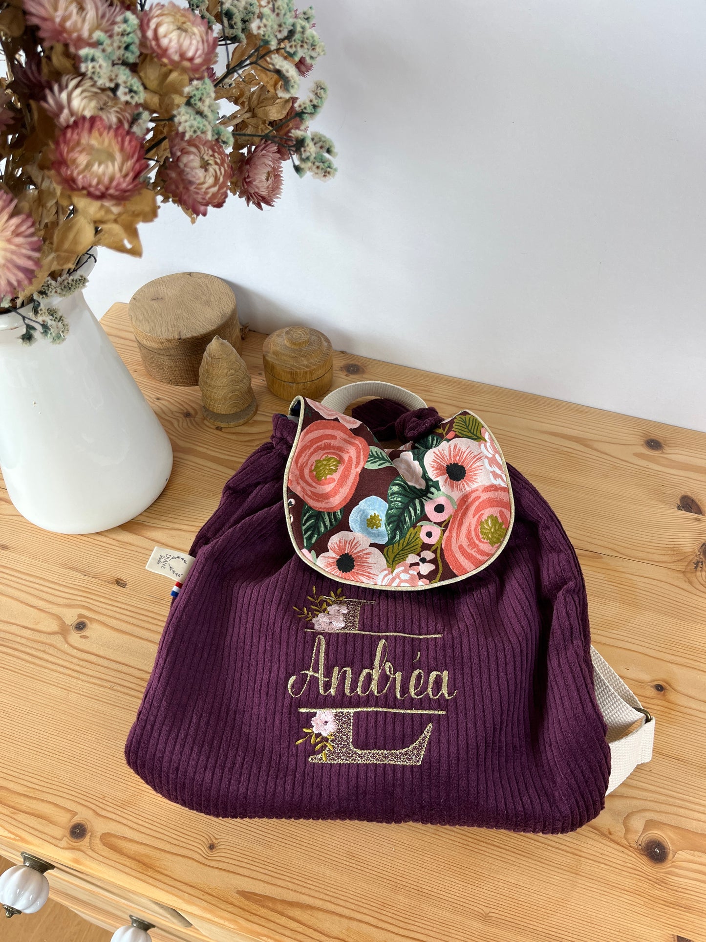 Le sac à dos enfant personnalisé Églantine Velours prune et rabat fleuri