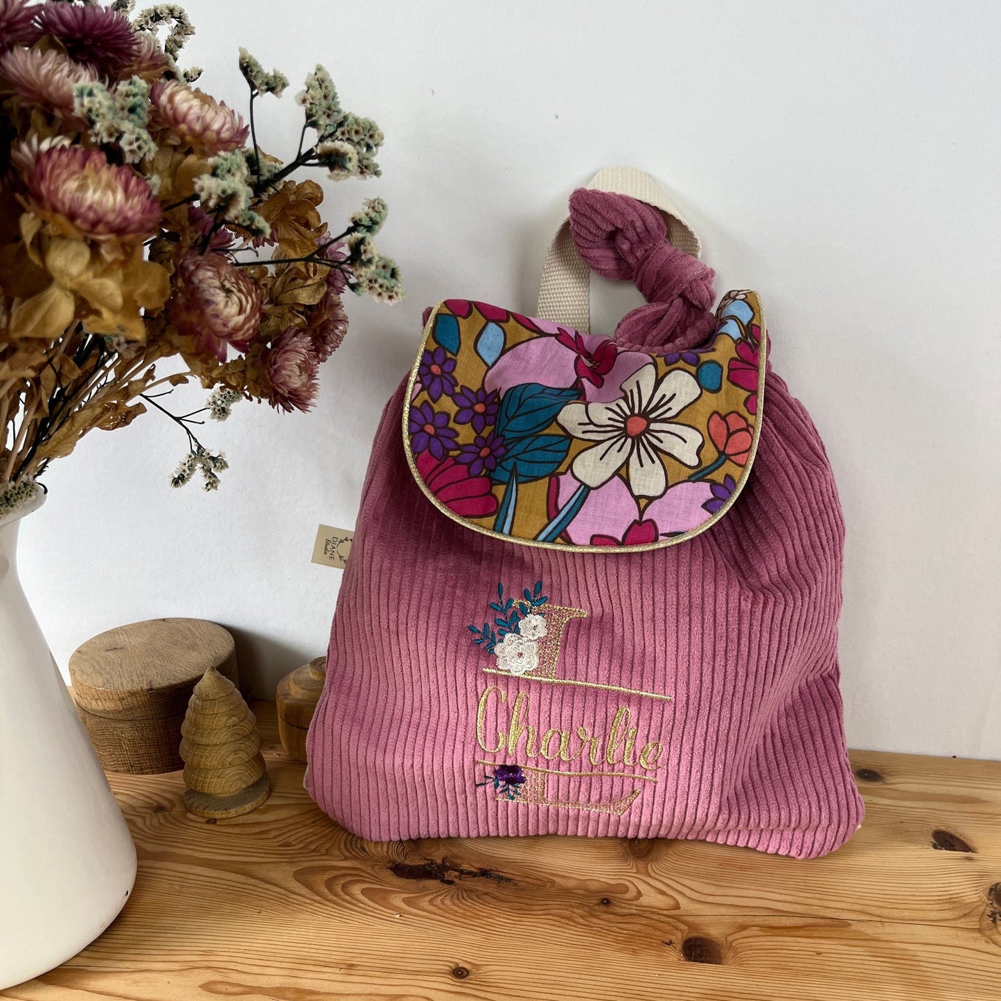Le sac à dos enfant personnalisé Églantine velours rose thé et rabat fleuri