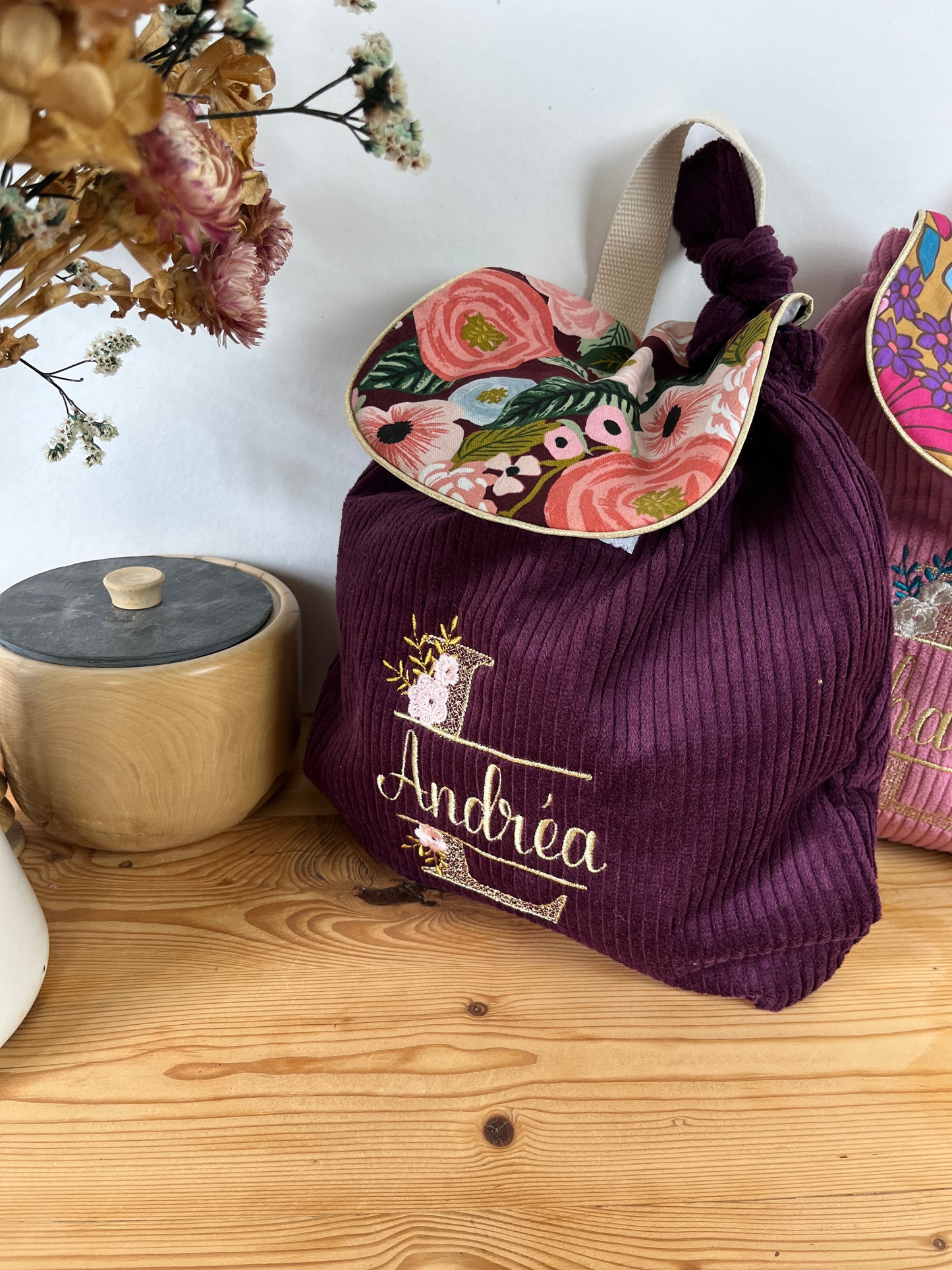 Le sac à dos enfant personnalisé Églantine Velours prune et rabat fleuri