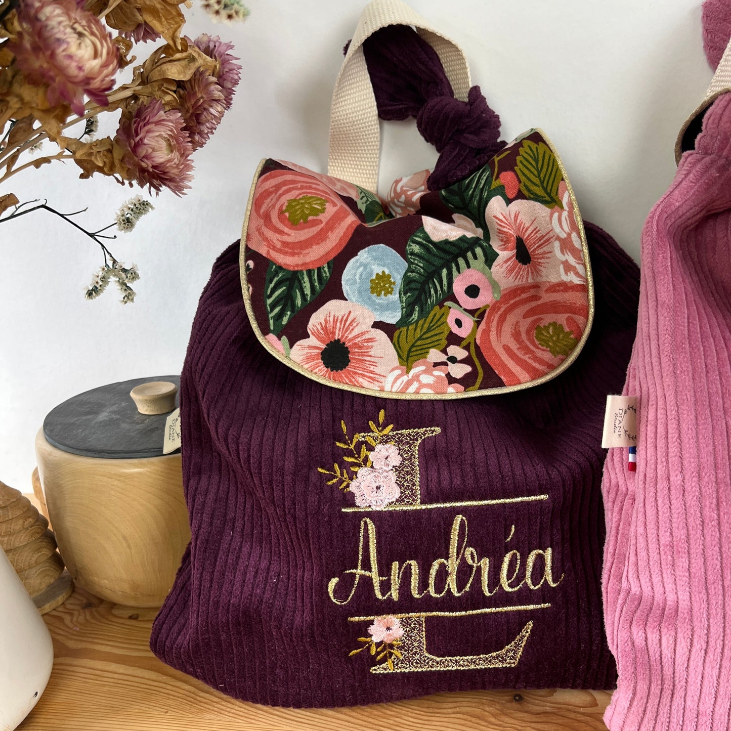 Le sac à dos enfant personnalisé Églantine Velours prune et rabat fleuri