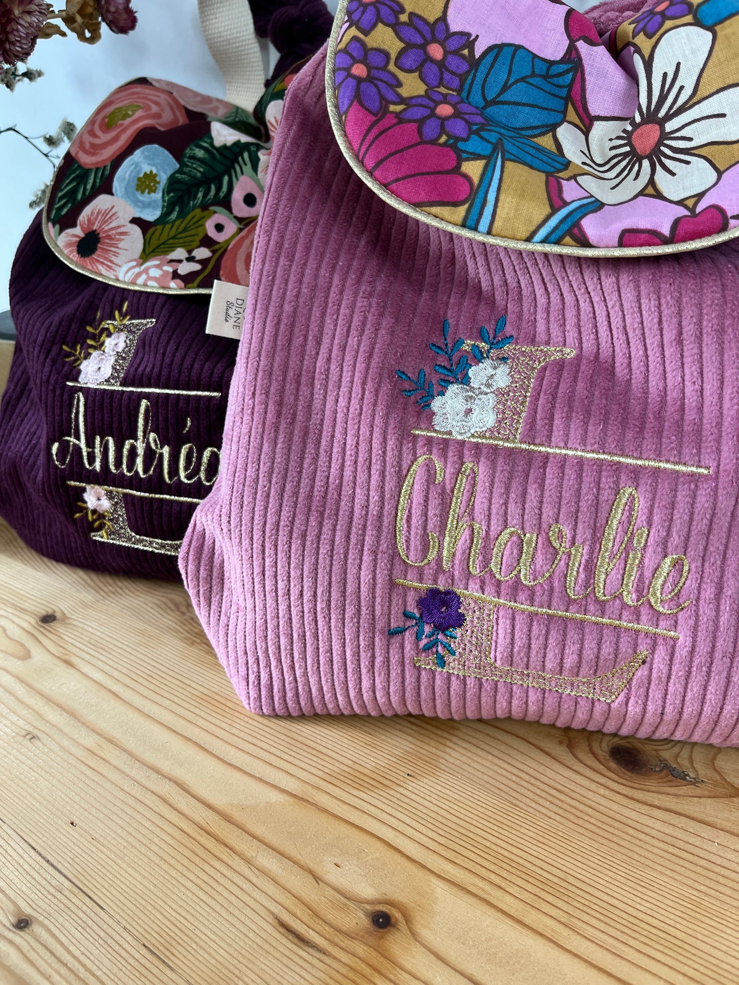 Le sac à dos enfant personnalisé Églantine velours rose thé et rabat fleuri