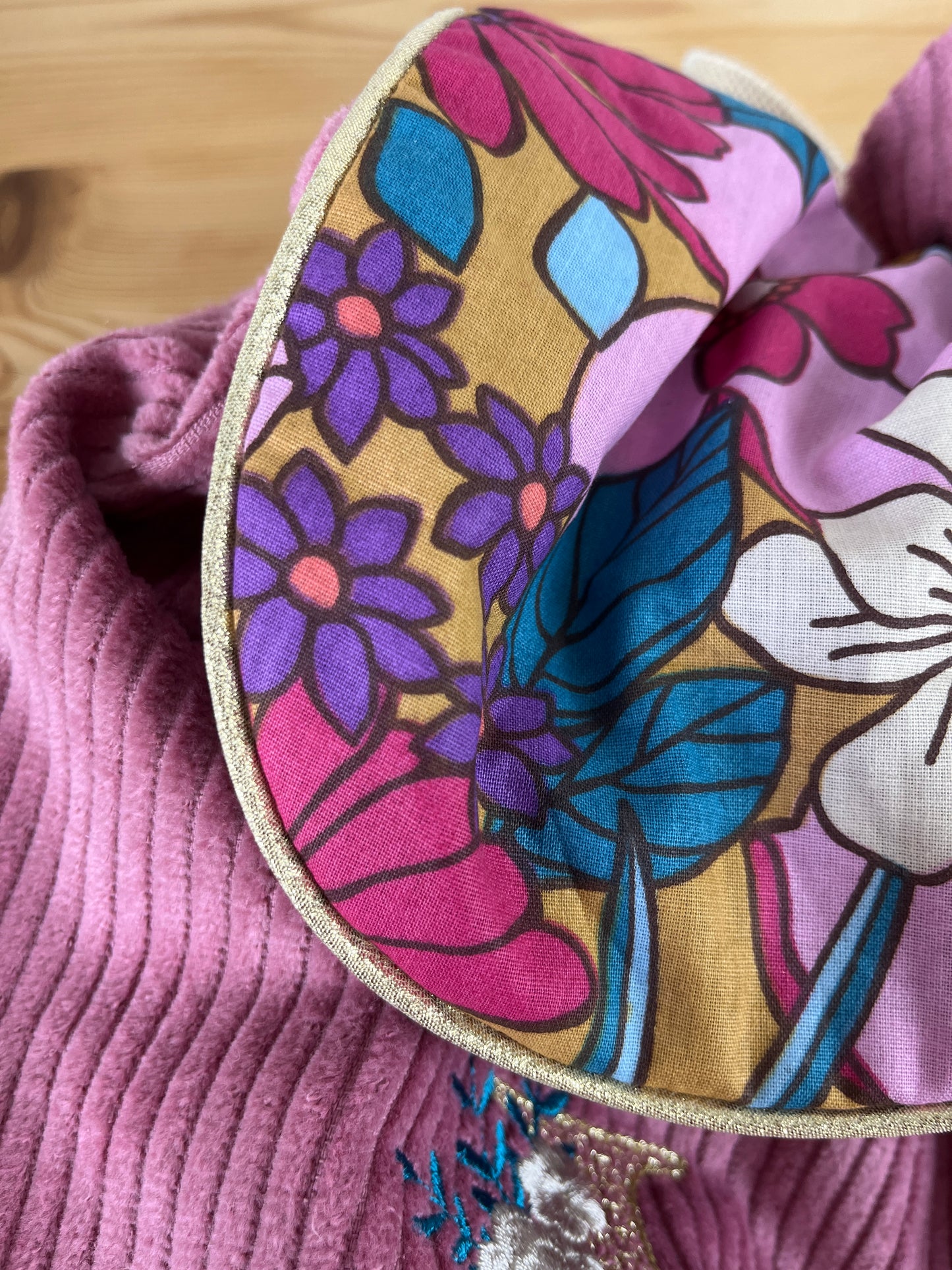 Le sac à dos enfant personnalisé Églantine velours rose thé et rabat fleuri