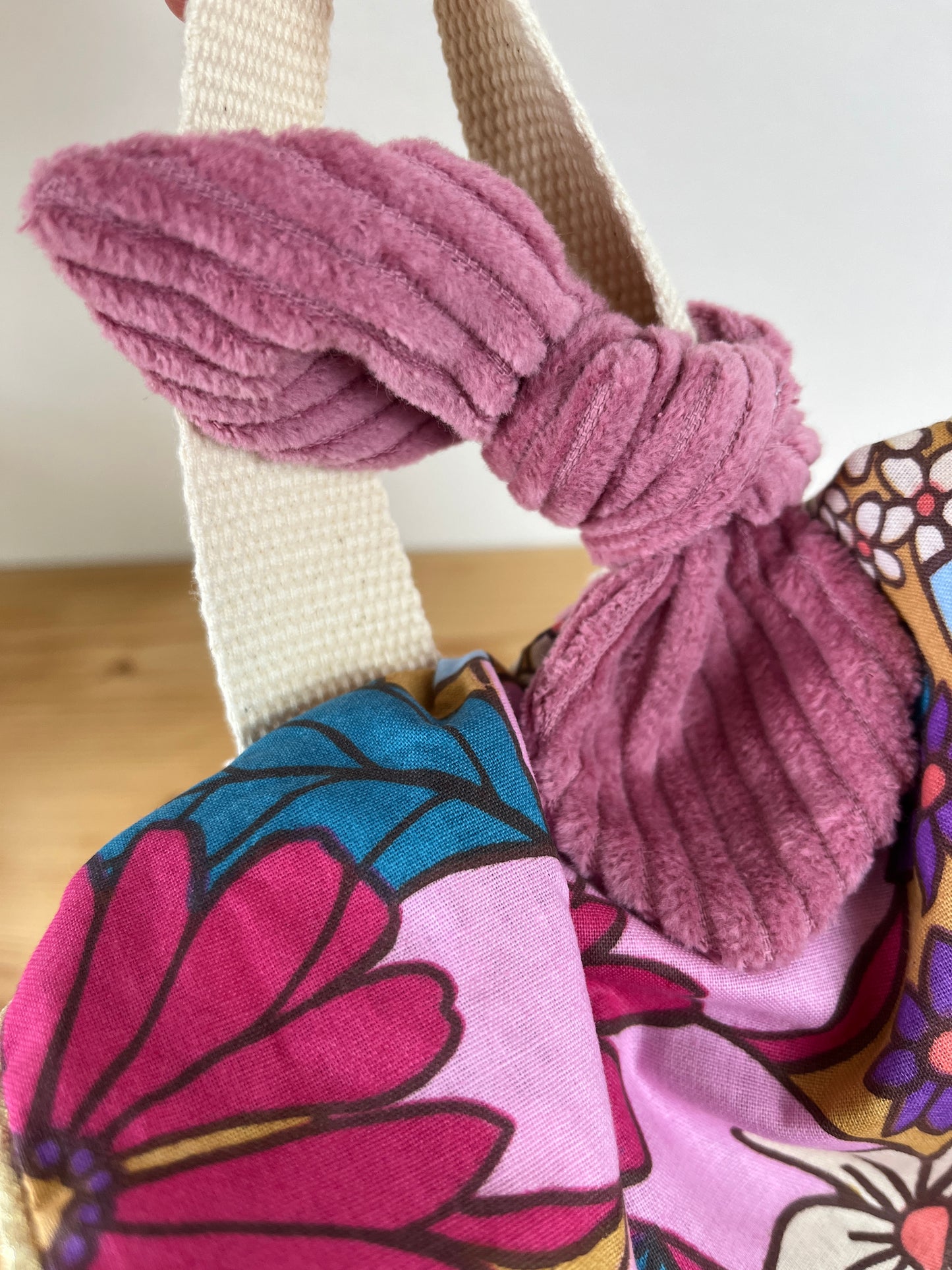 Le sac à dos enfant personnalisé Églantine velours rose thé et rabat fleuri