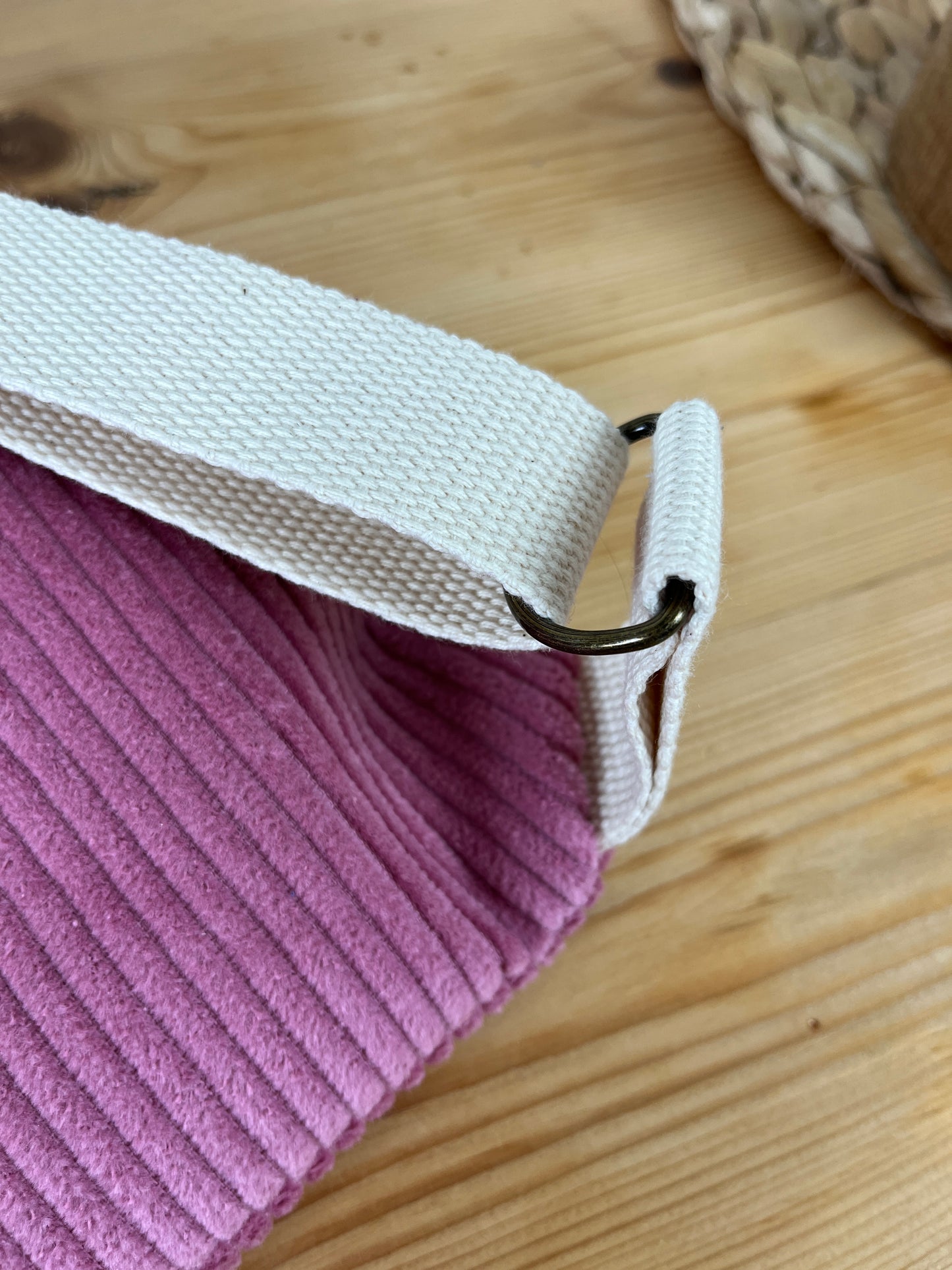 Le sac à dos enfant personnalisé Églantine velours rose thé et rabat fleuri