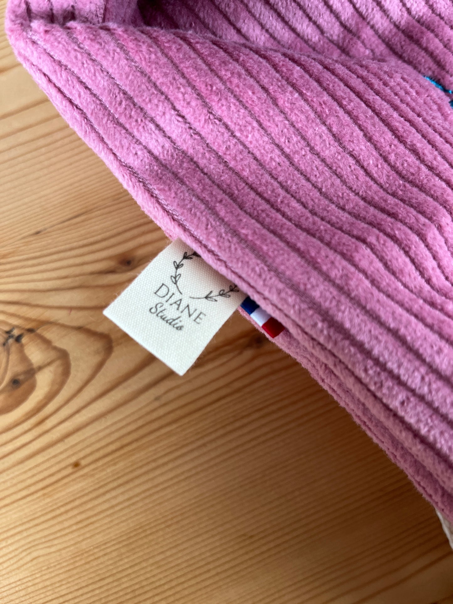 Le sac à dos enfant personnalisé Églantine velours rose thé et rabat fleuri