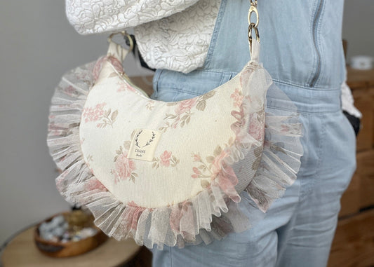 Milan le sac croissant jacquard roses et tulle pailleté Français