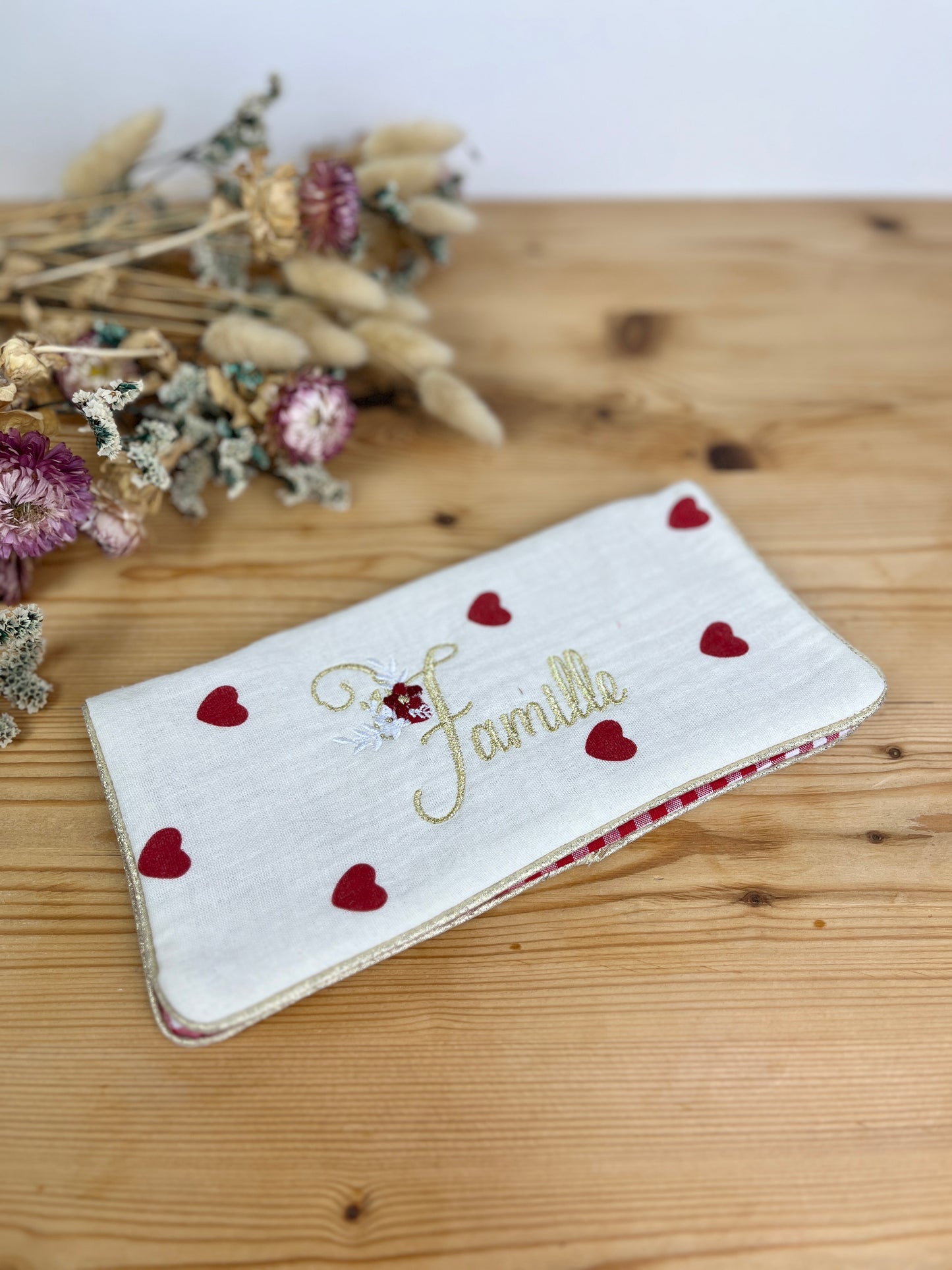 Protège livret de famille brodé modèle coeurs