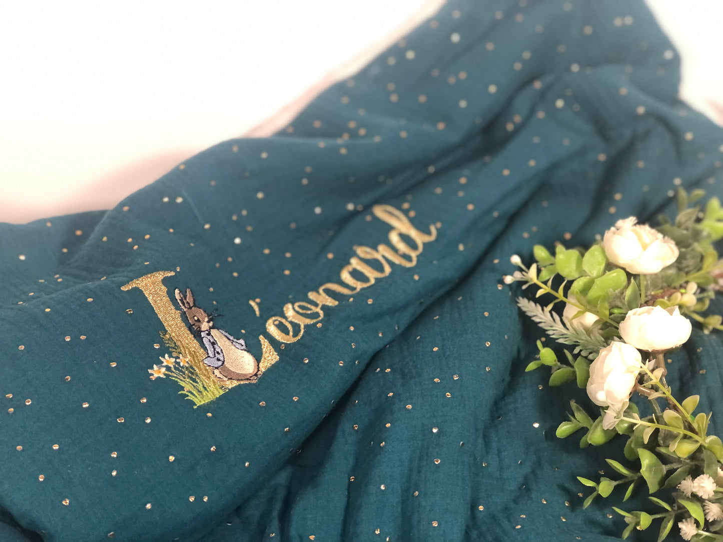 La couverture gaze vert paon et initiale Peter Rabbit
