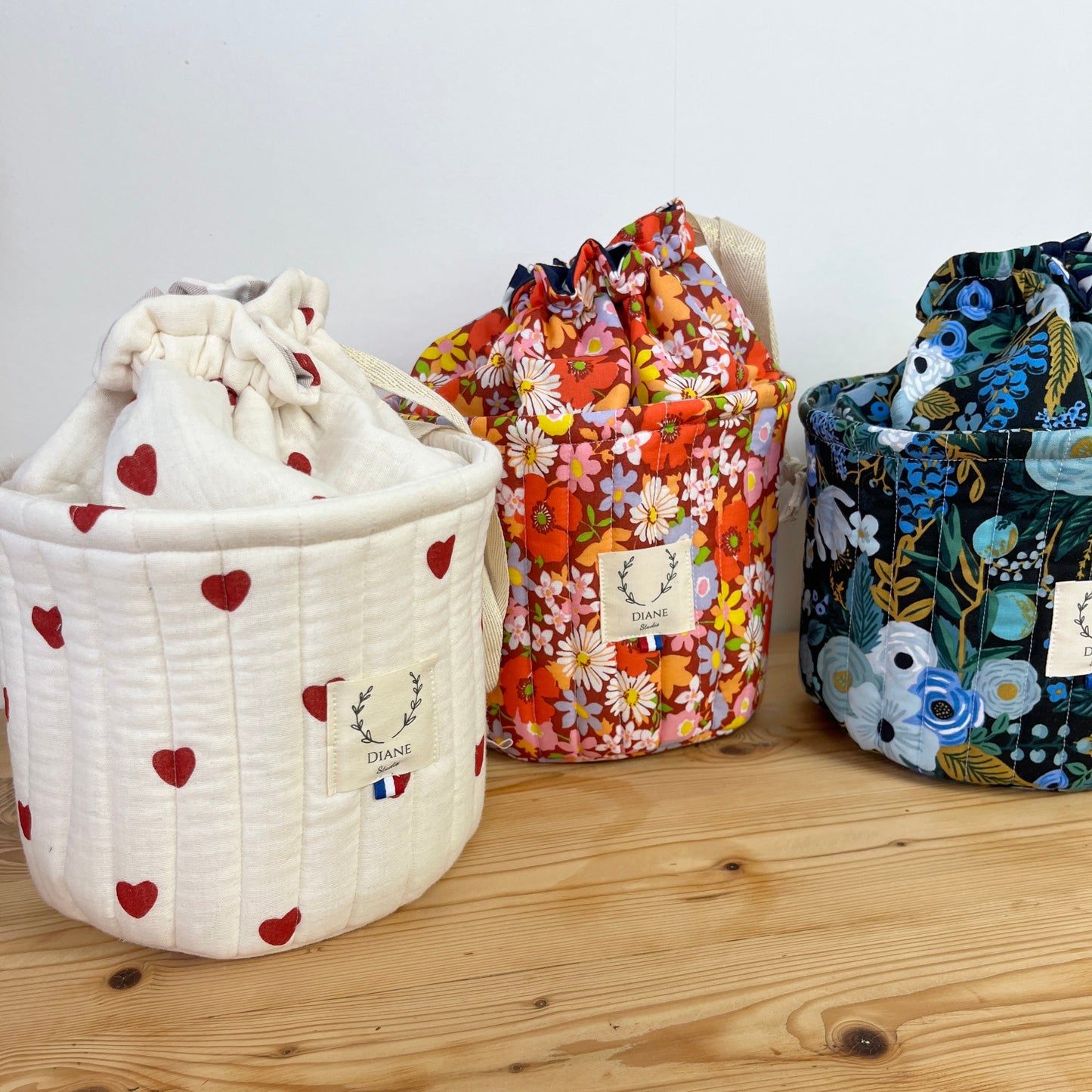 Le panier pochon Aëlis double gaze coeurs rouges