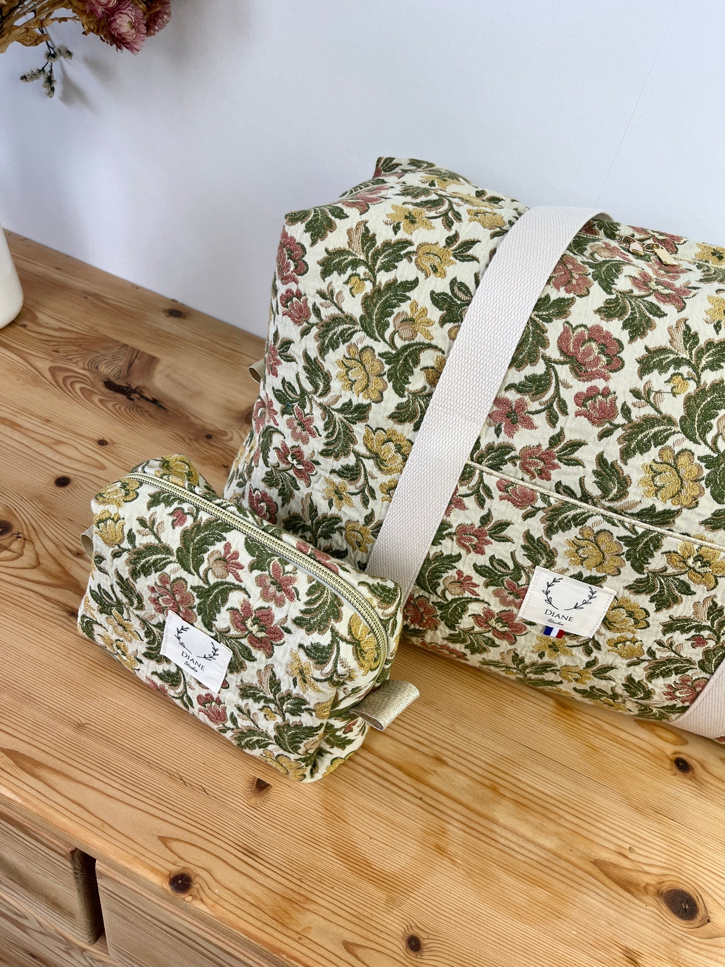 Hélène le sac week-end et sa trousse en jacquard doré