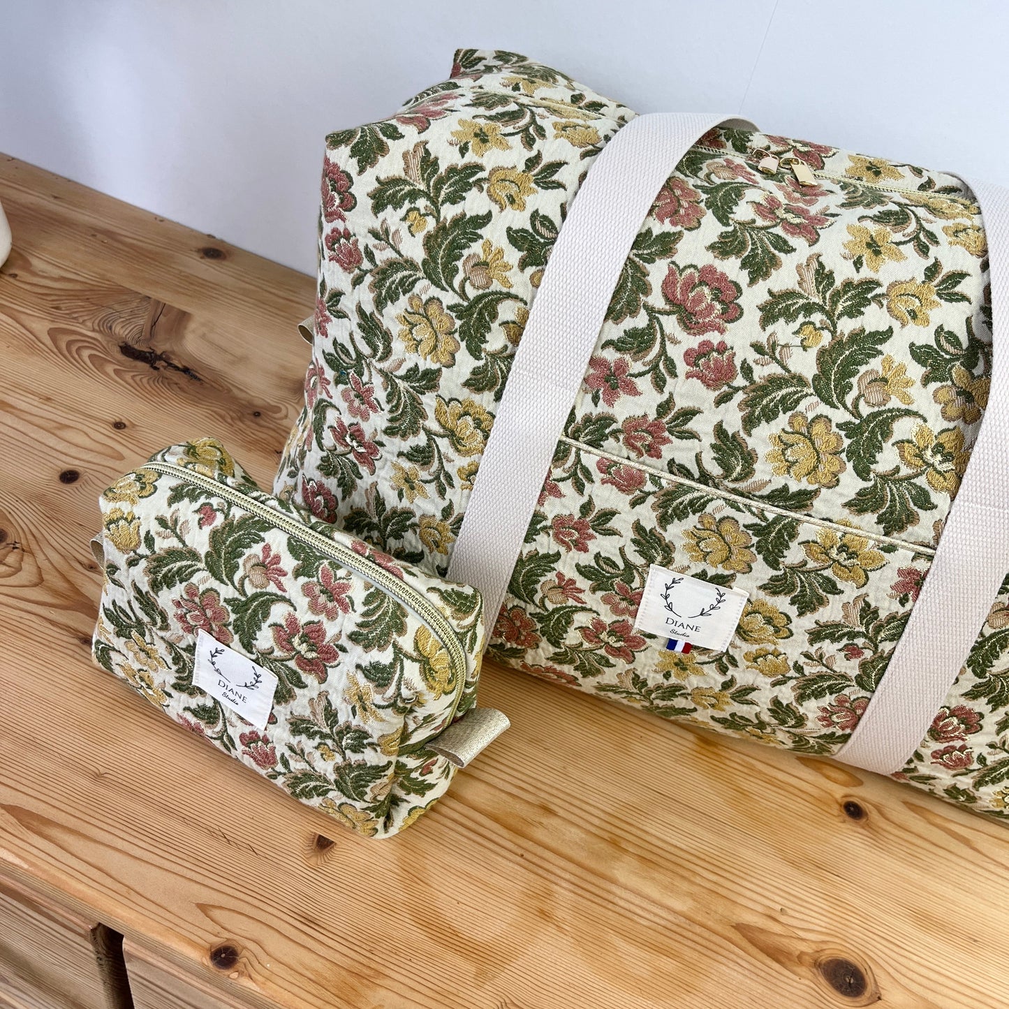 Hélène le sac week-end et sa trousse en jacquard doré