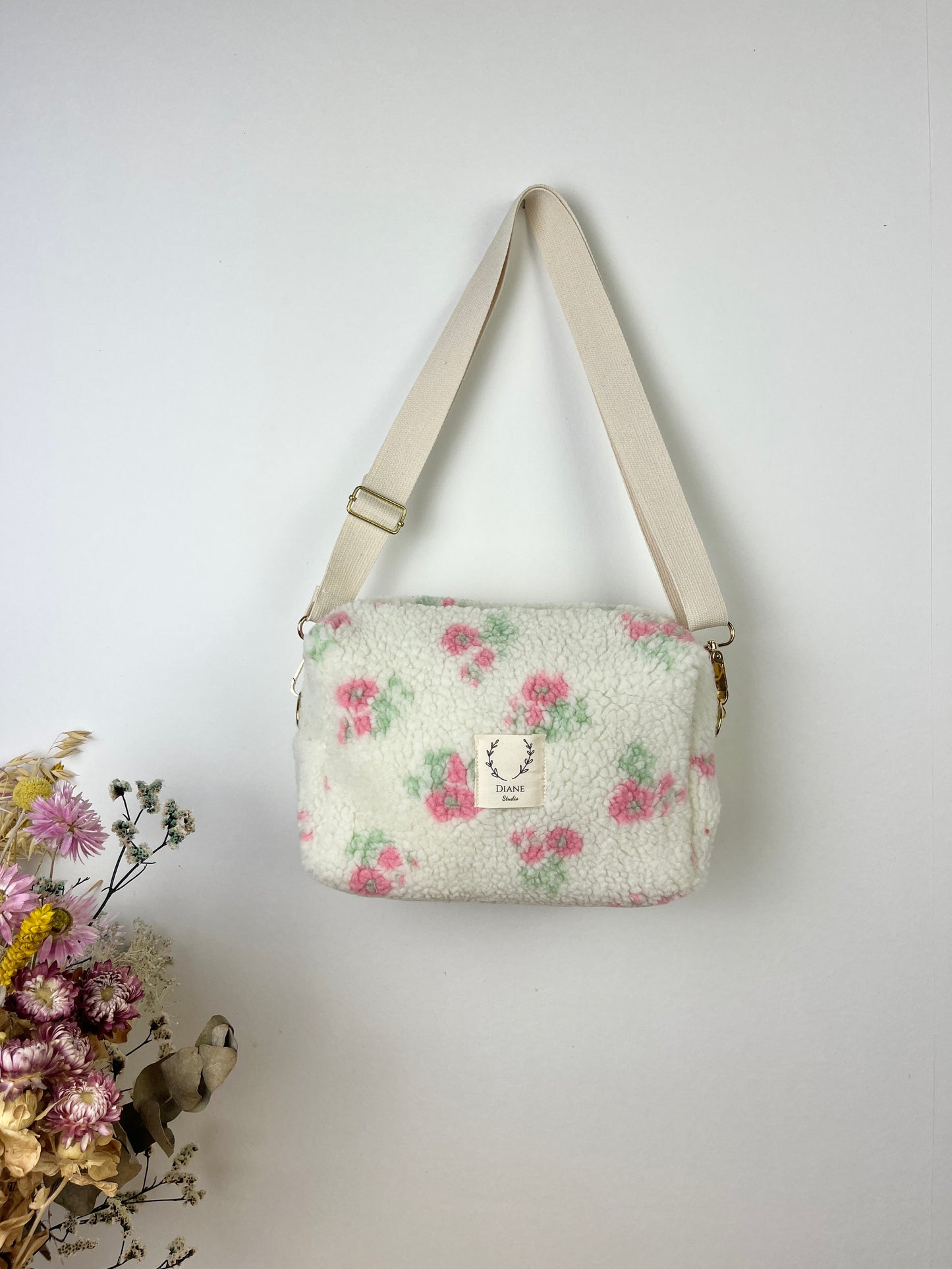 Prototype sac Colettesouple en sherpa fleuri pastel gansé de biais