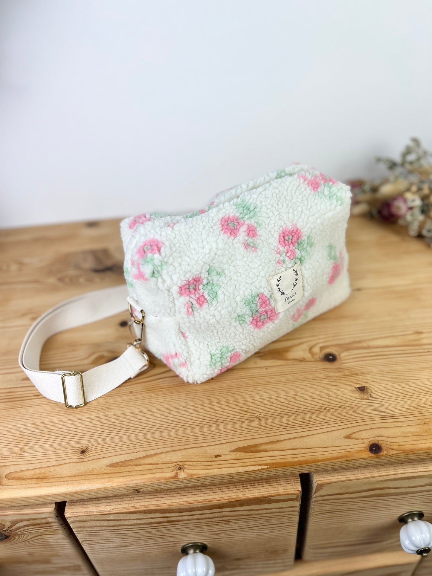 Prototype sac Colettesouple en sherpa fleuri pastel gansé de biais