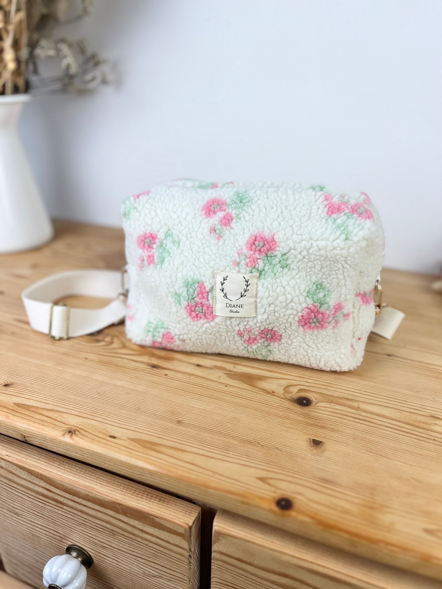 Prototype sac Colettesouple en sherpa fleuri pastel gansé de biais