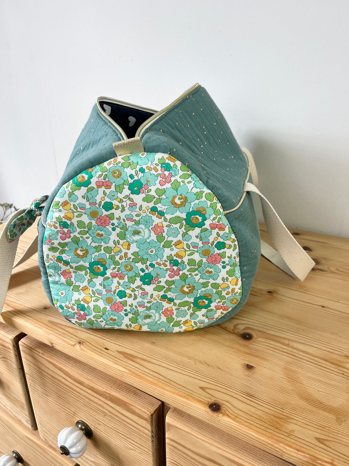 Louison le sac polochon enfant Liberty Betsy menthe et couronne brodée