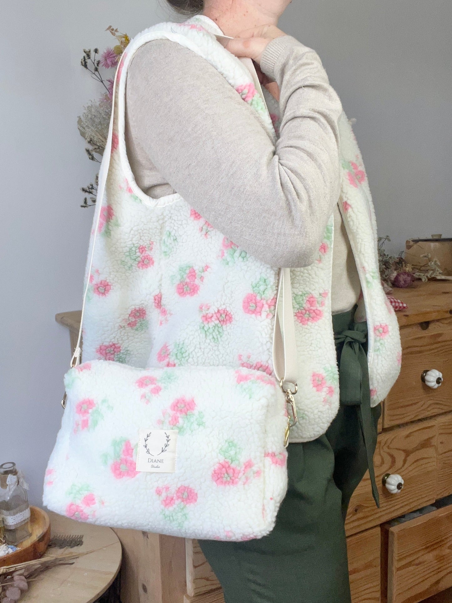 Prototype sac Colettesouple en sherpa fleuri pastel gansé de biais