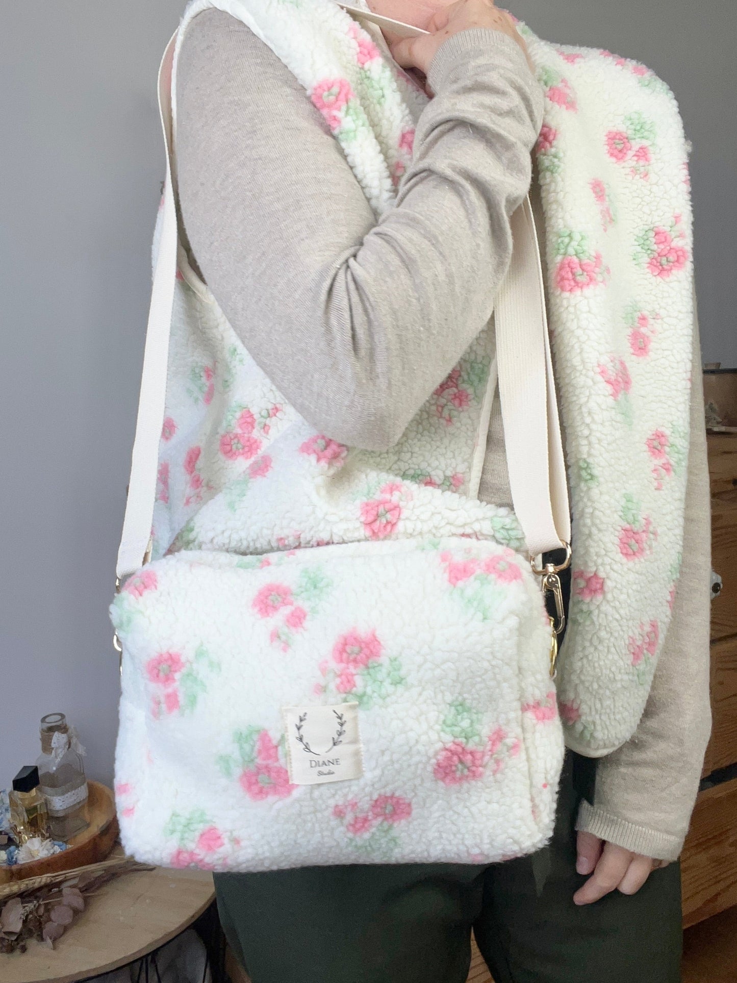 Prototype sac Colettesouple en sherpa fleuri pastel gansé de biais