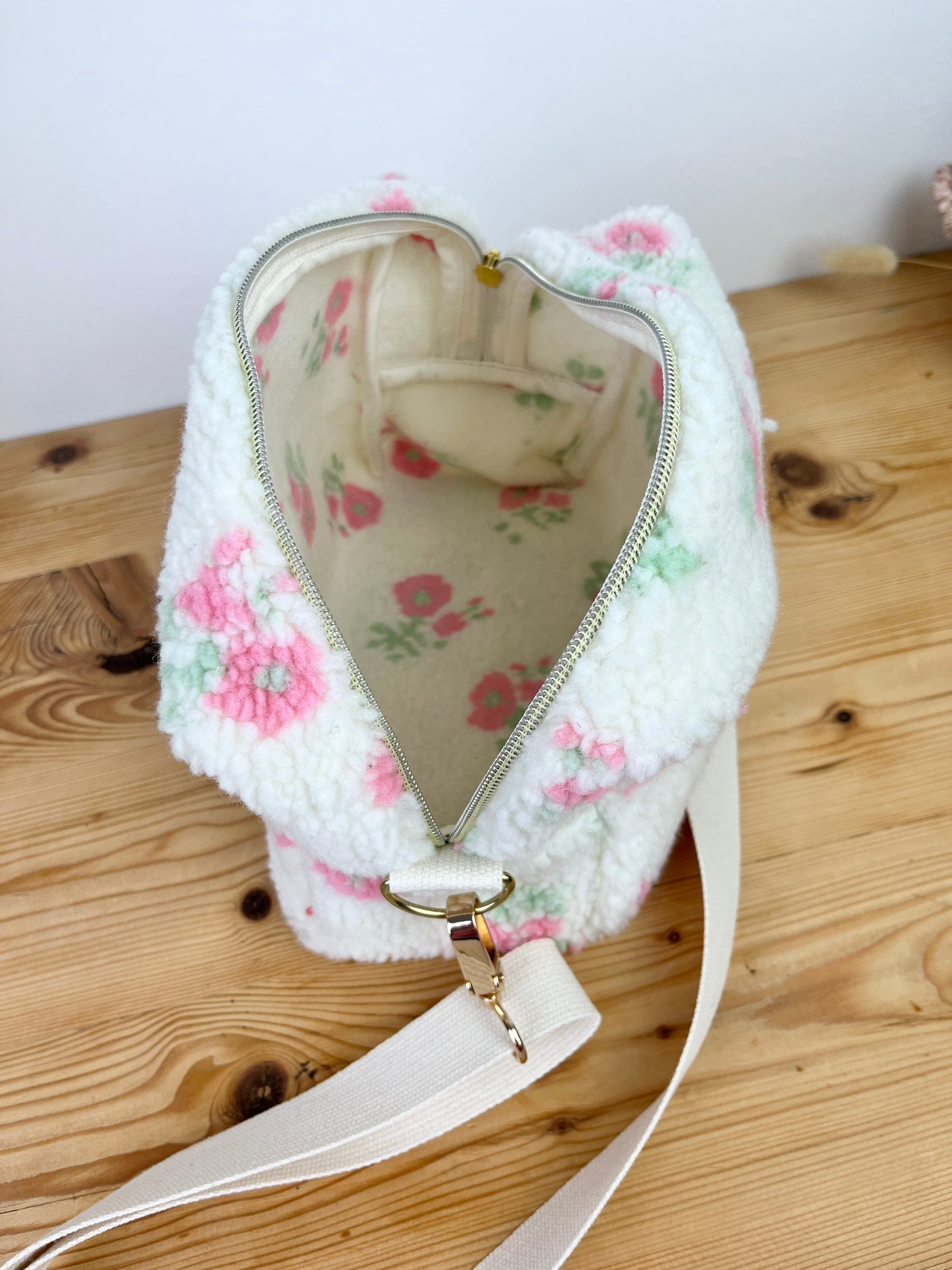 Prototype sac Colettesouple en sherpa fleuri pastel gansé de biais