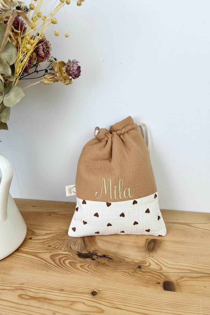 Personalized pouch in marsala gauze with a chocolate heart