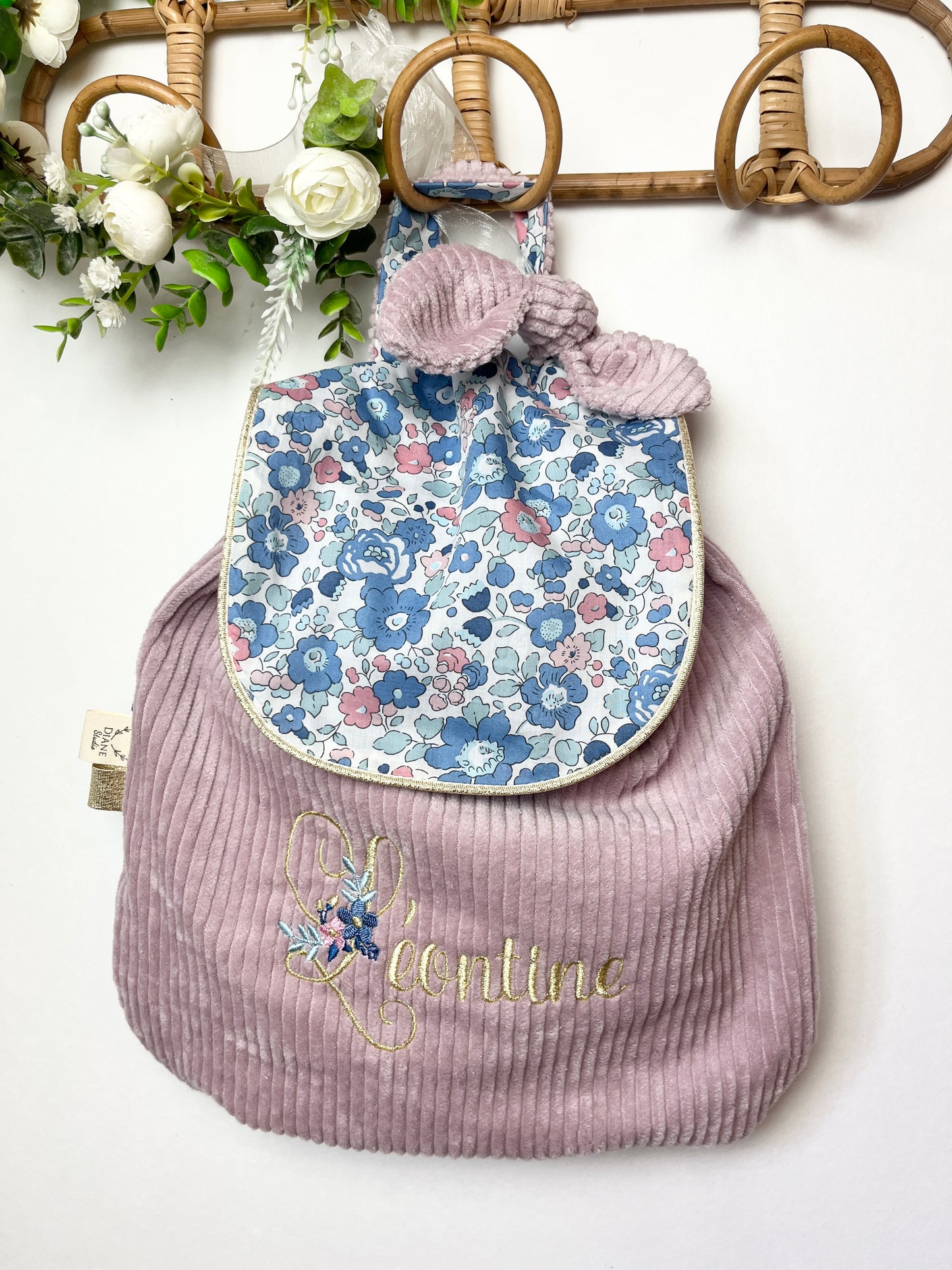 Le sac à dos Eglantine velours rose et Liberty Betsy bleu