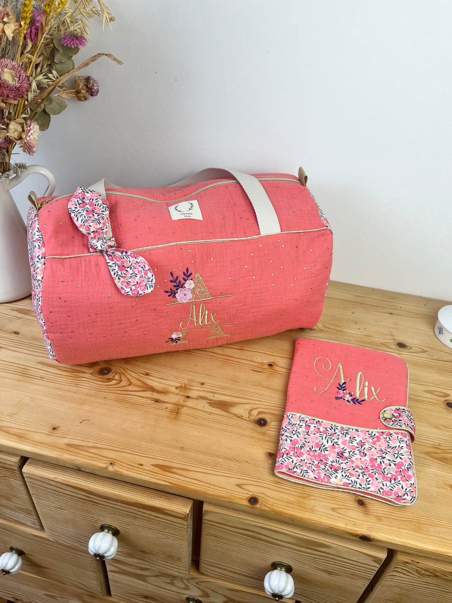 Cadeau de naissance : sac polochon et protège carnet Liberty pois de senteur