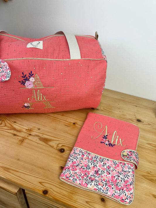 Cadeau de naissance : sac polochon et protège carnet Liberty pois de senteur