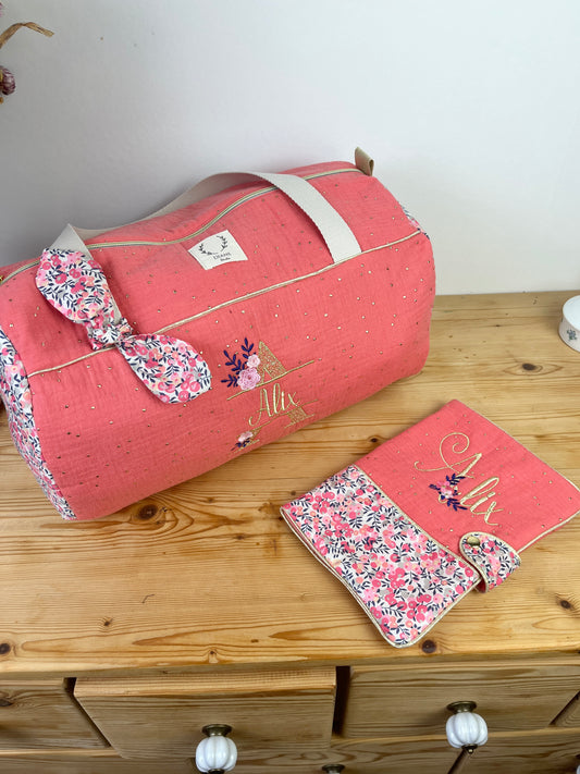 Cadeau de naissance : sac polochon et protège carnet Liberty pois de senteur