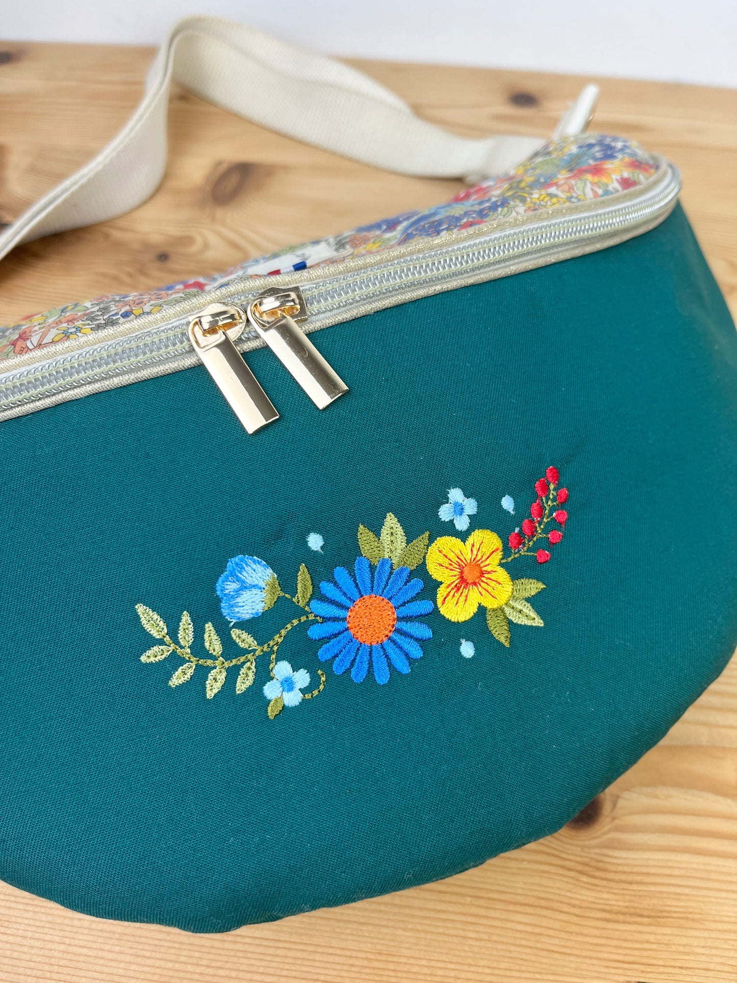 Le sac banane Eléonore gabardine vert sapin et liberty margaret annie A