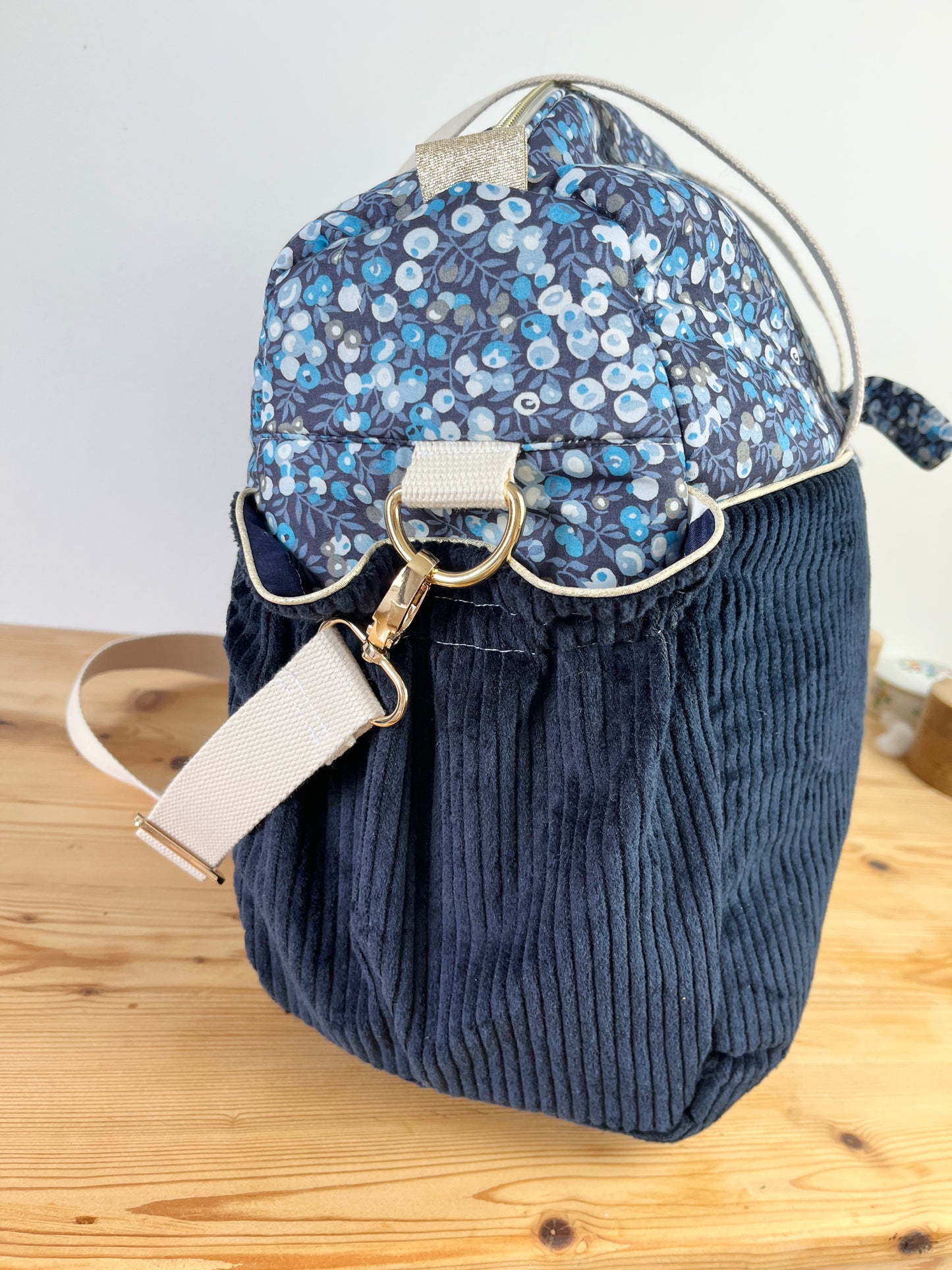 Aimé le sac à langer bleu marine et Liberty of London