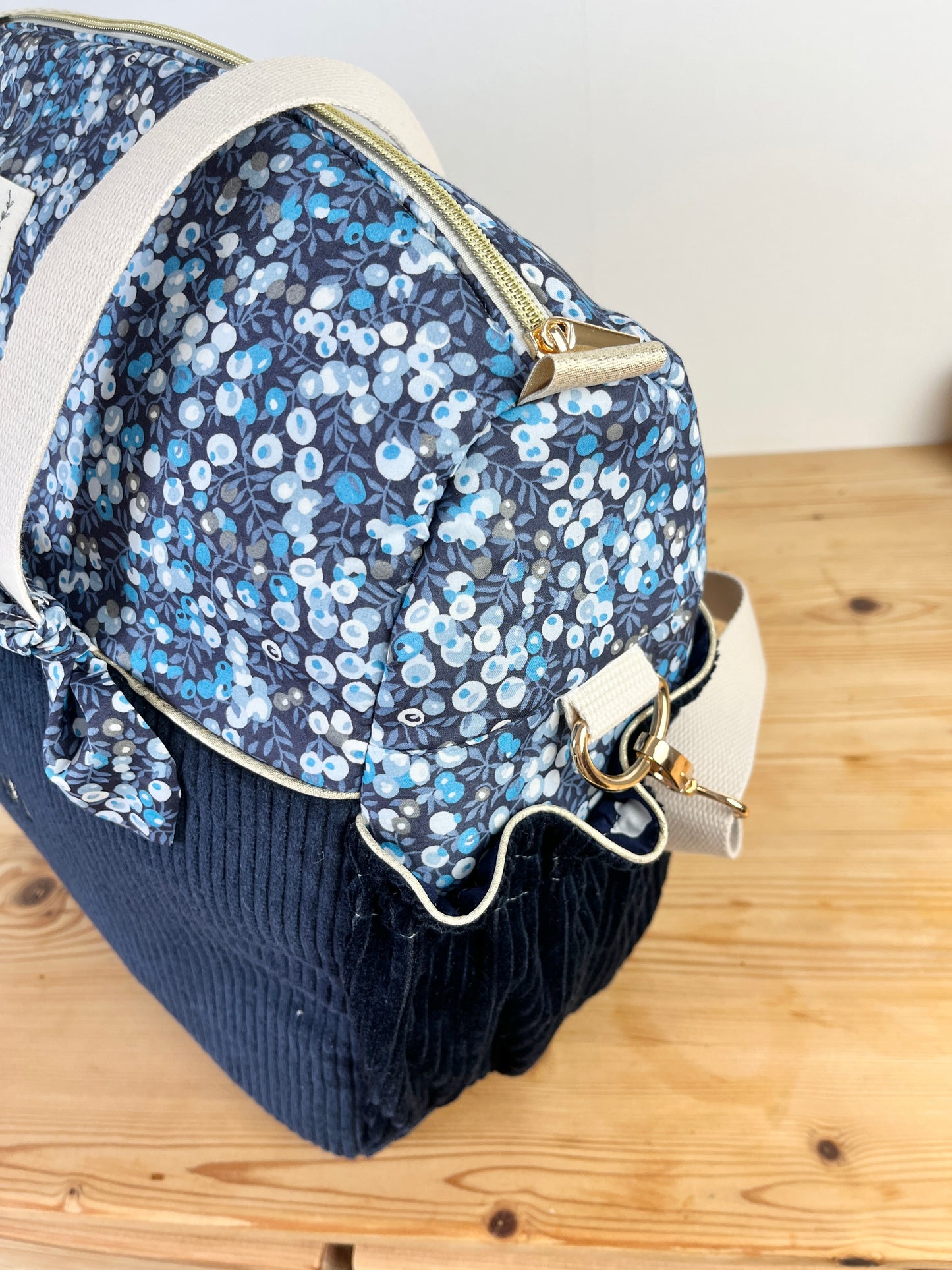 Aimé le sac à langer bleu marine et Liberty of London