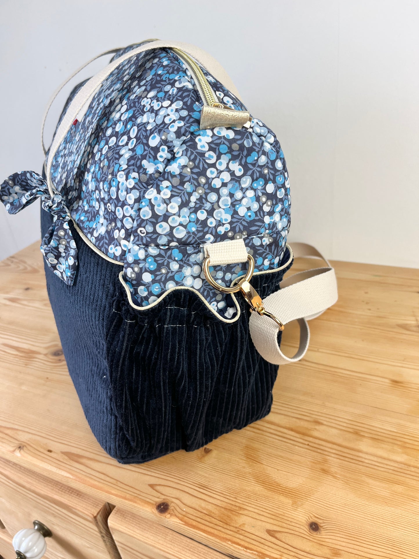 Aimé le sac à langer bleu marine et Liberty of London