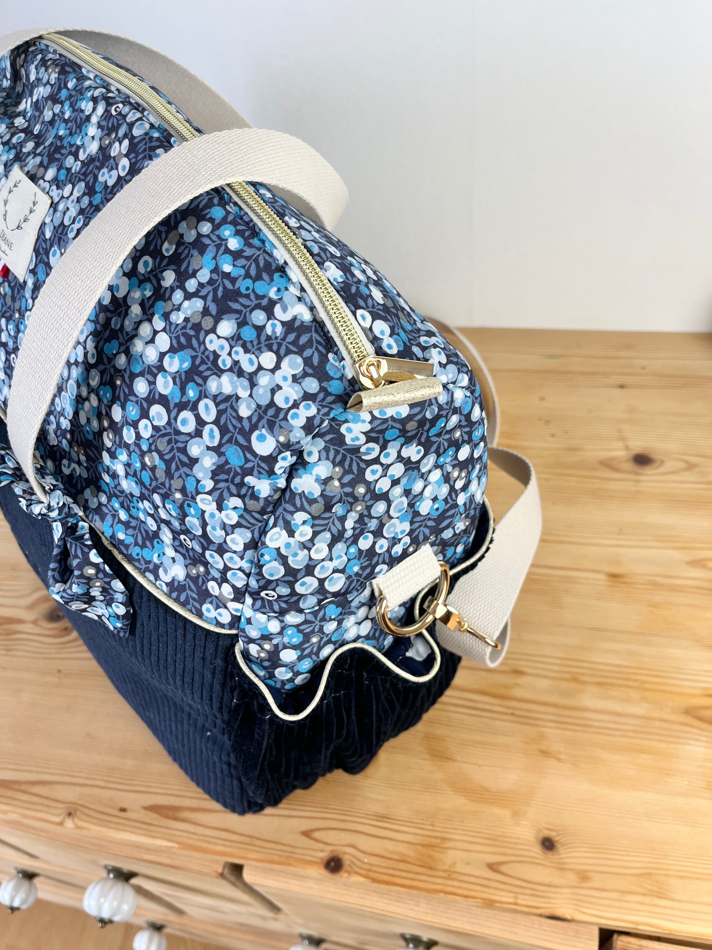 Aimé le sac à langer bleu marine et Liberty of London