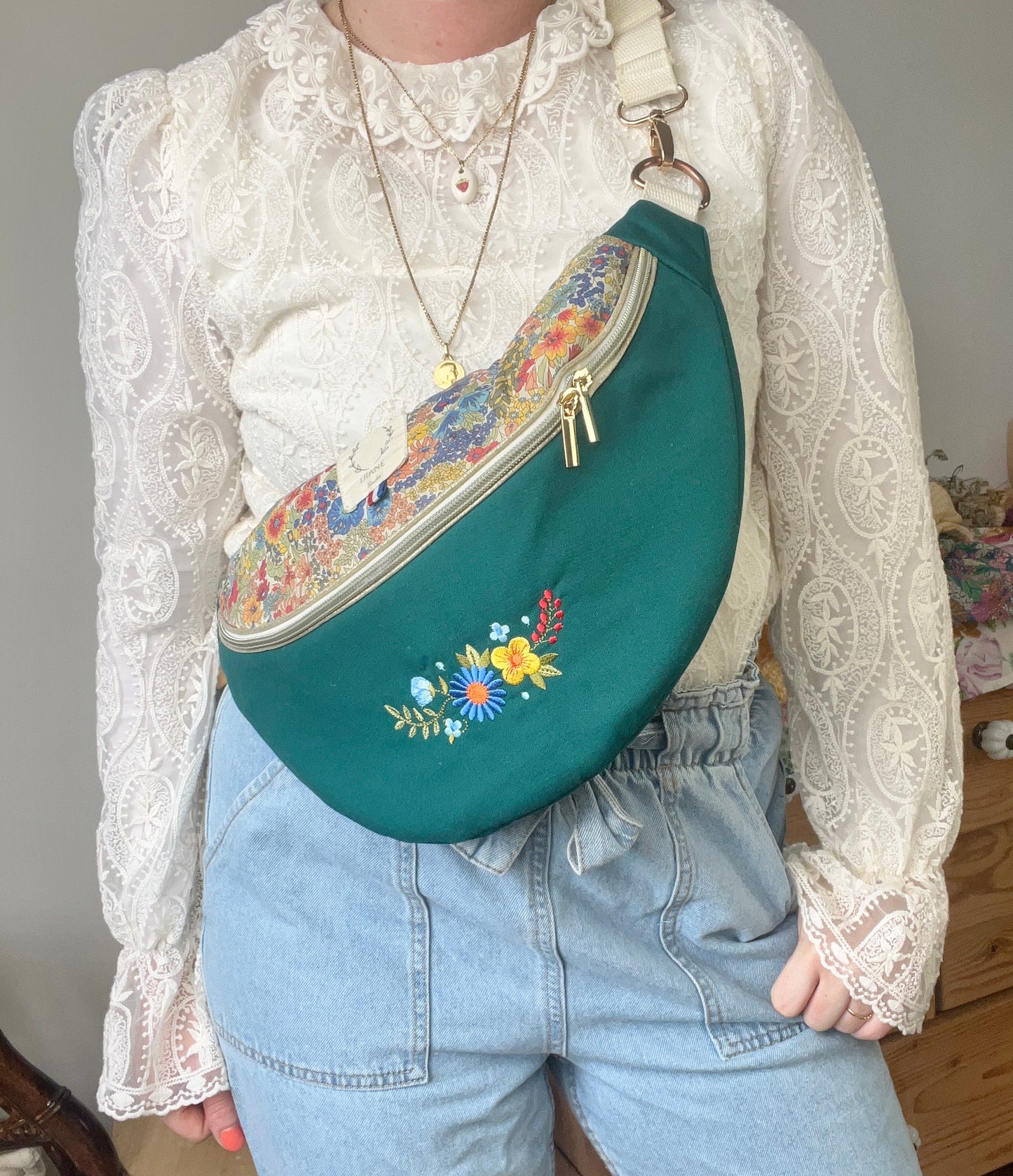 Le sac banane Eléonore gabardine vert sapin et liberty margaret annie A