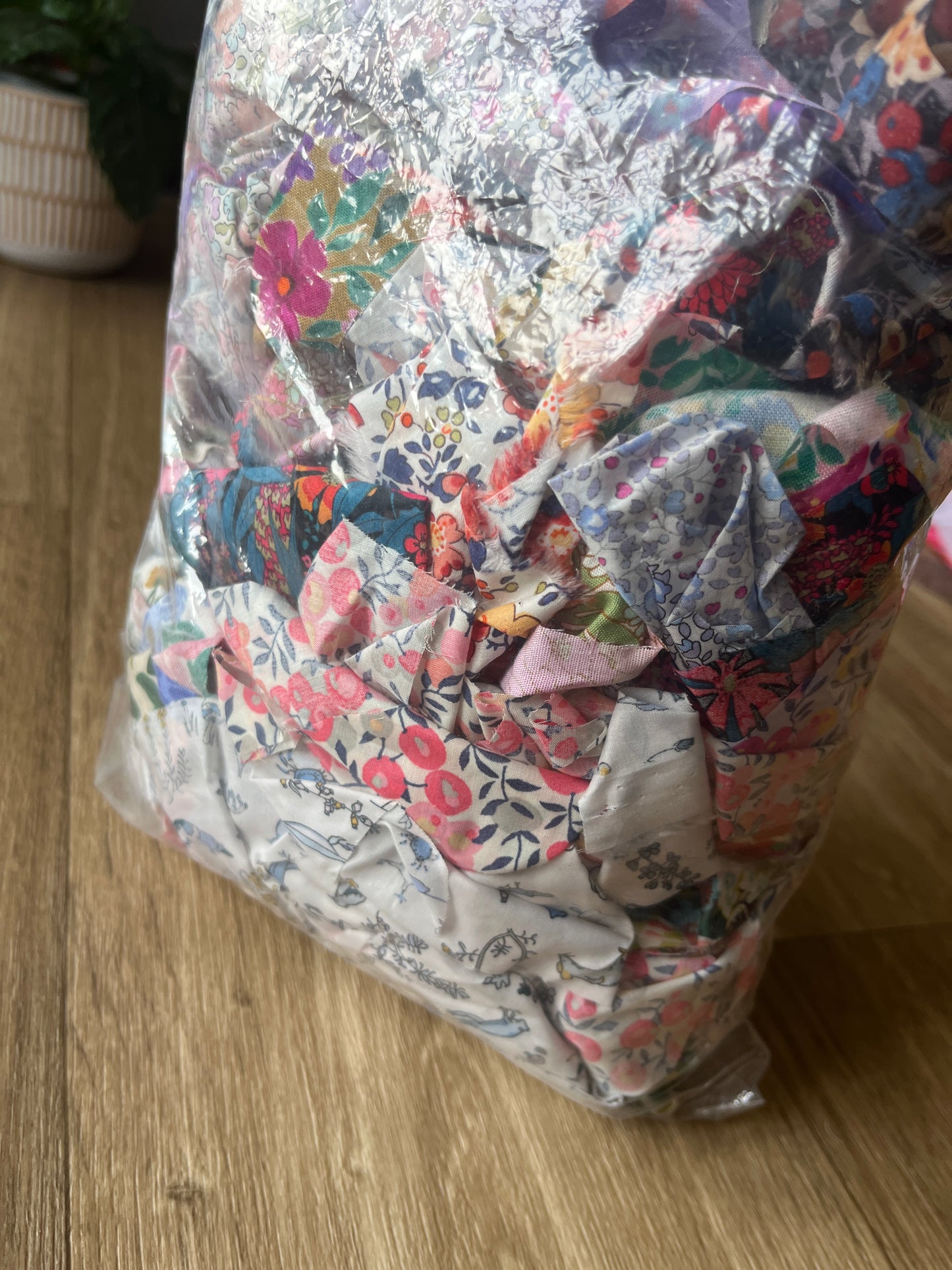 100 g de petites chutes de liberty of London pour boucles d'oreilles, barettes, appliqués