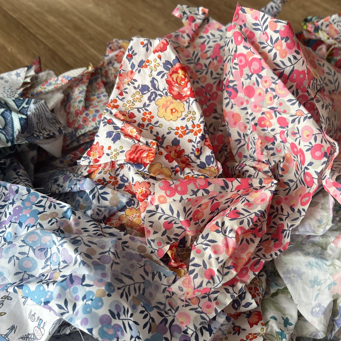 100 g de petites chutes de liberty of London pour boucles d'oreilles, barettes, appliqués