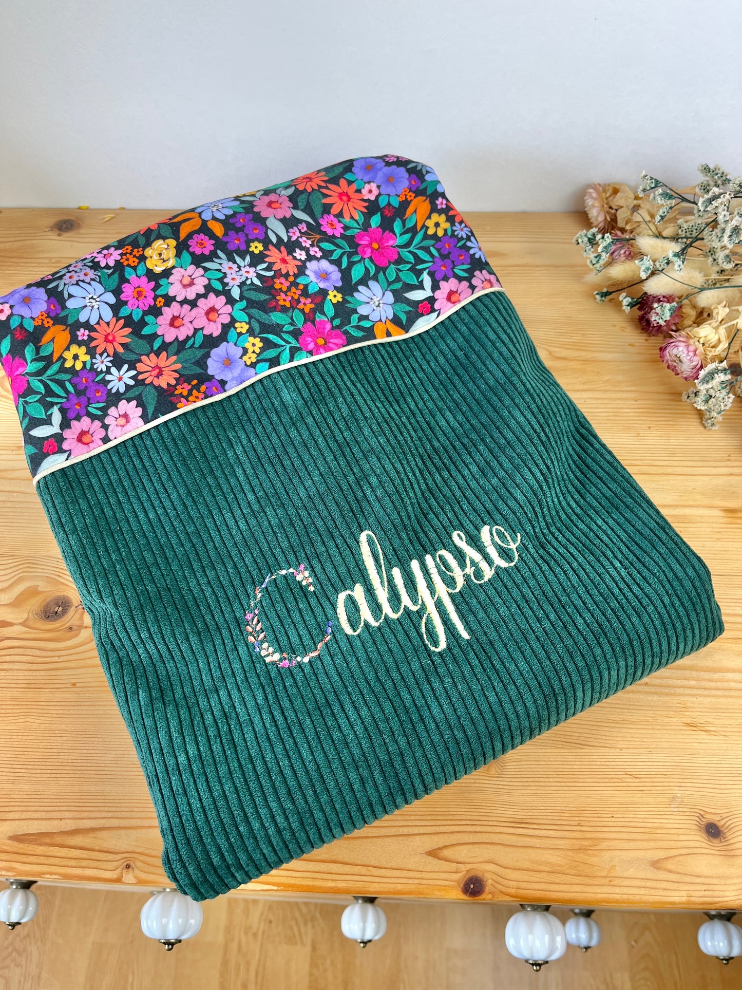 La couverture velours vert sapin et bloom noir