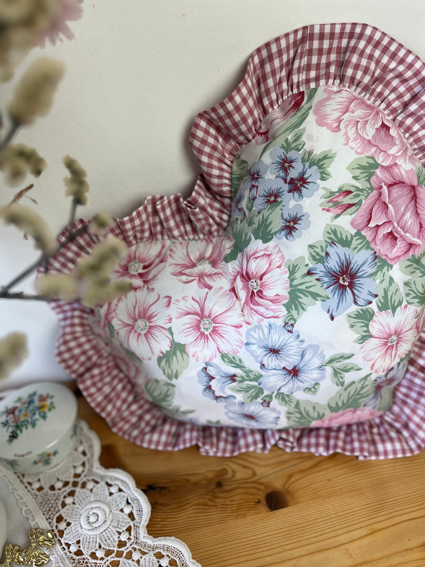 Coussin coeur volants rose thé