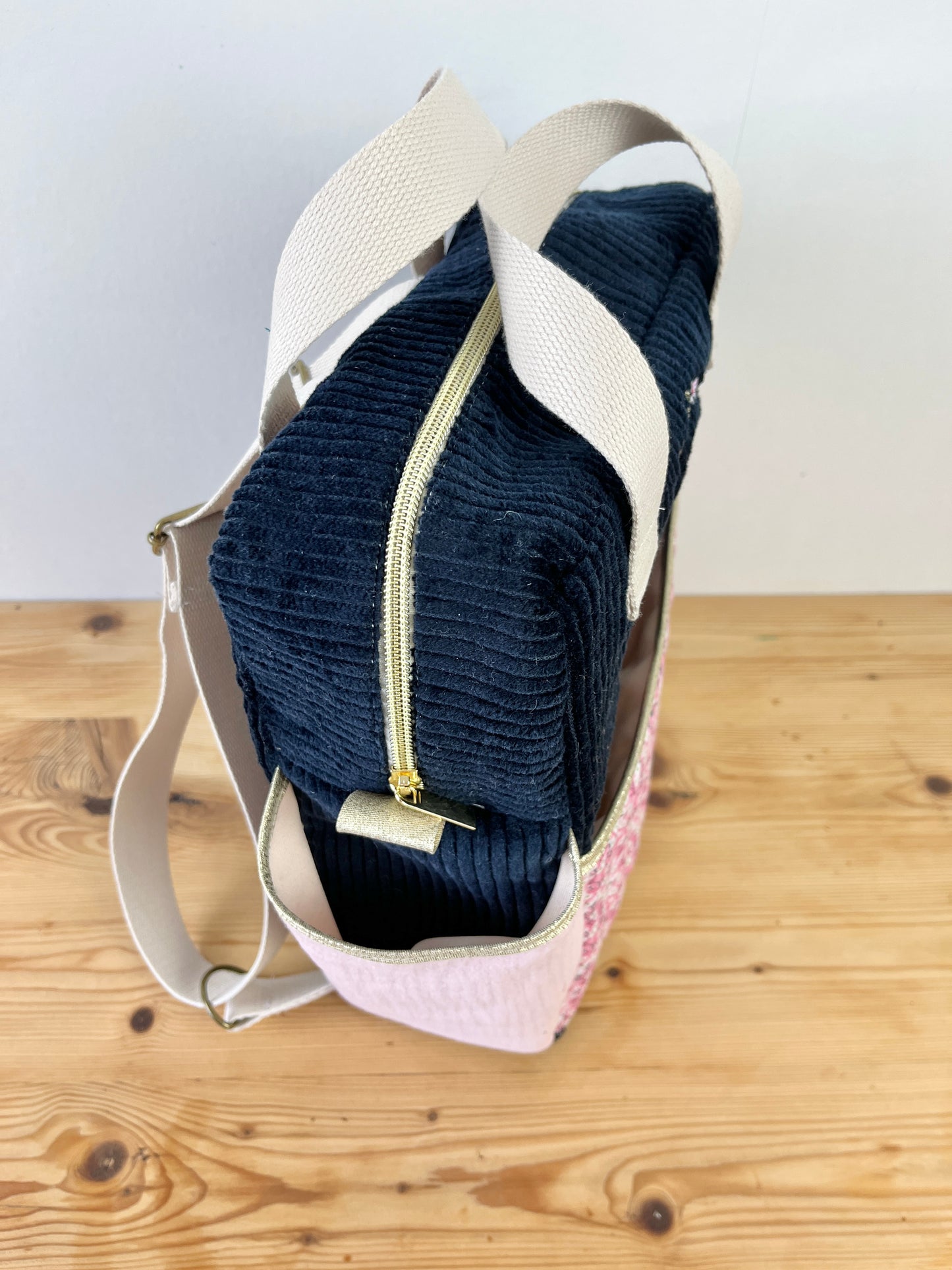 Le sac à dos enfant Ombeline personnalisé mitsi rose et velours bleu marine
