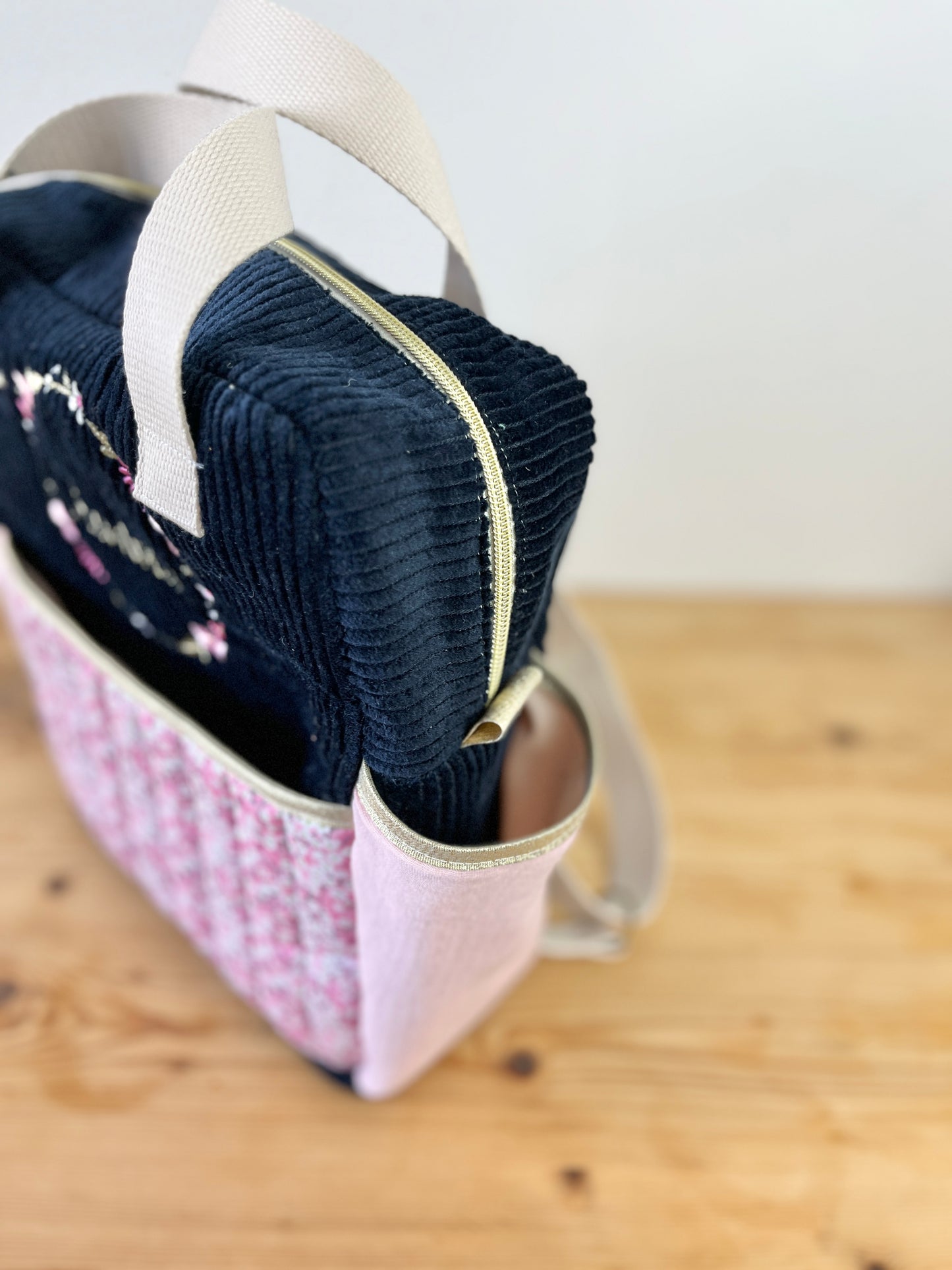 Le sac à dos enfant Ombeline personnalisé mitsi rose et velours bleu marine
