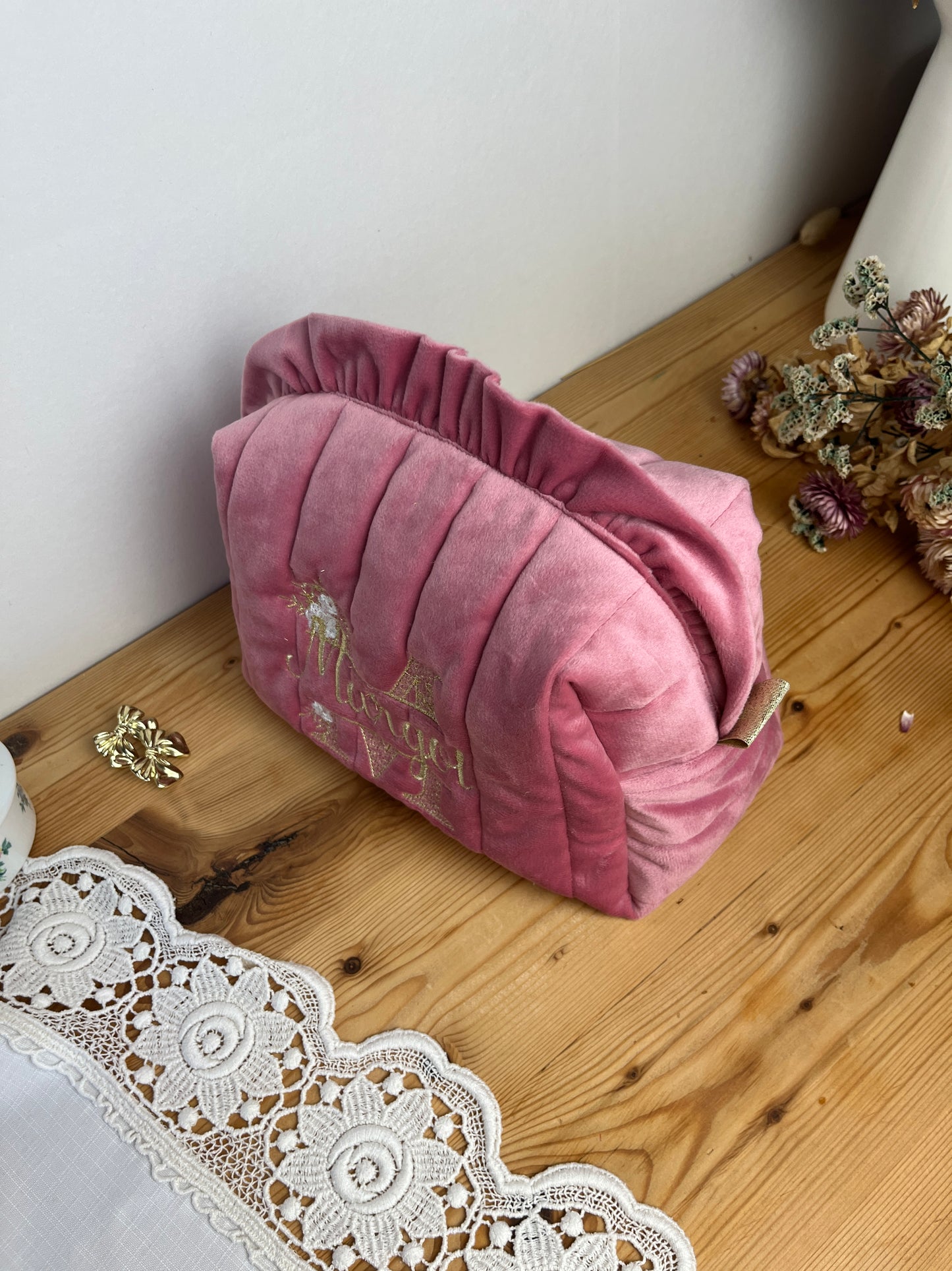 Colette modèle velours rose initiale dentelle