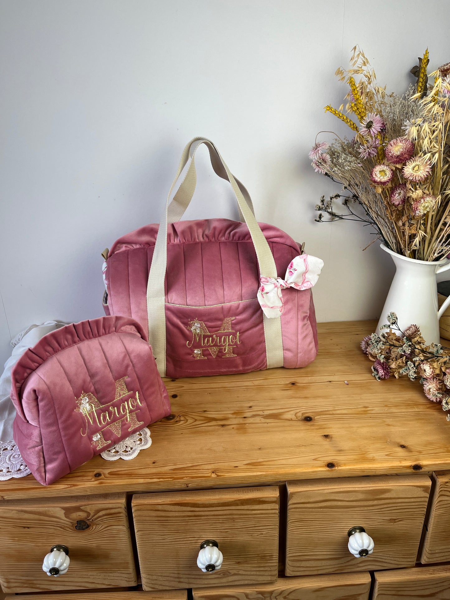 Ensemble: sac Louison et trousse Colette initiale dentelle velours rose et tissu rose et noeud