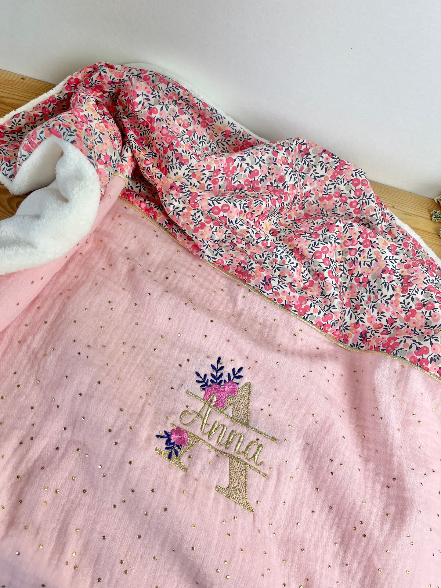 La couverture rose poudré doré et Liberty wiltshire Pois de senteur initiale dentelle