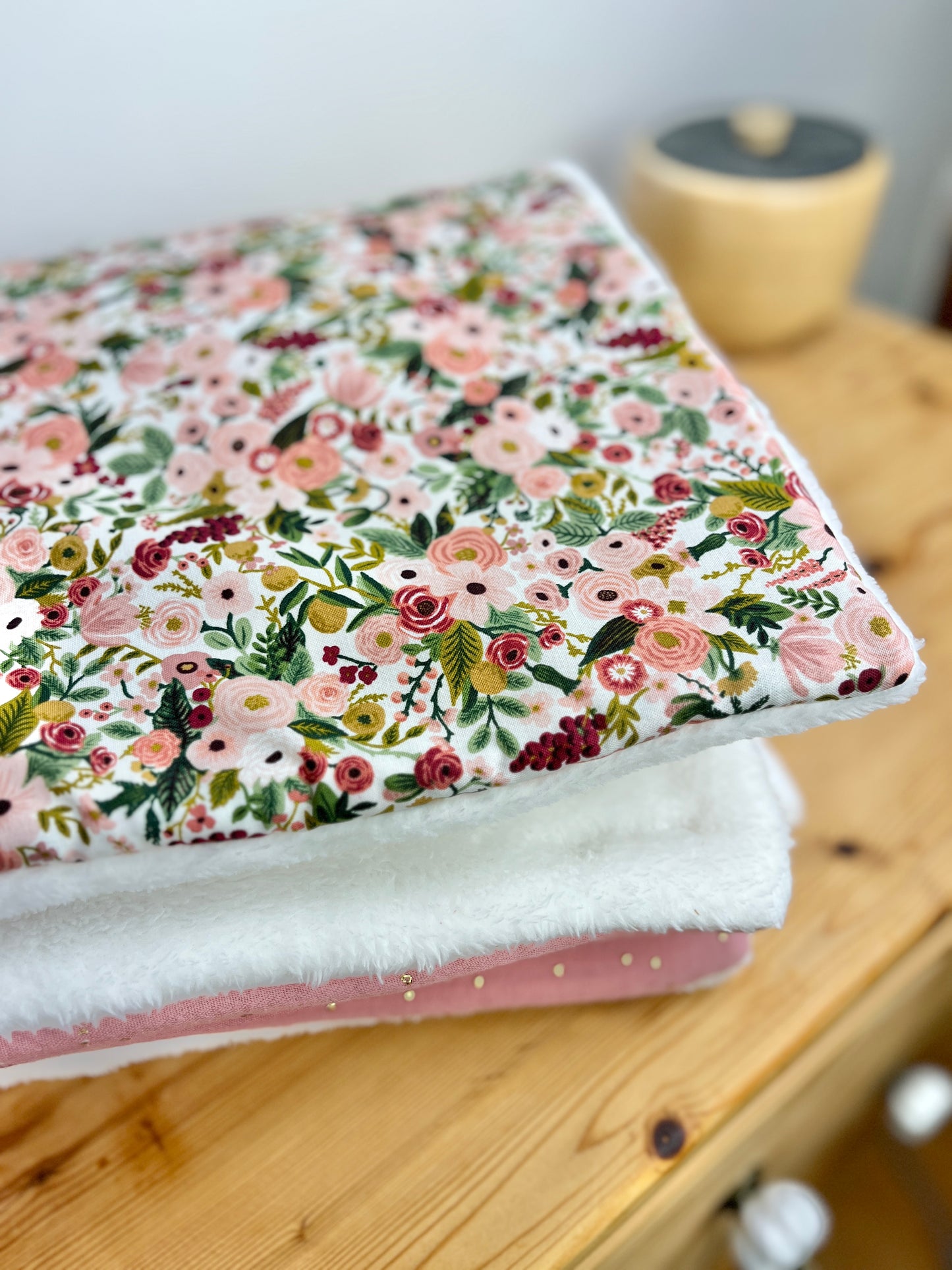 La couverture velours rose thé et garden party deux broderies