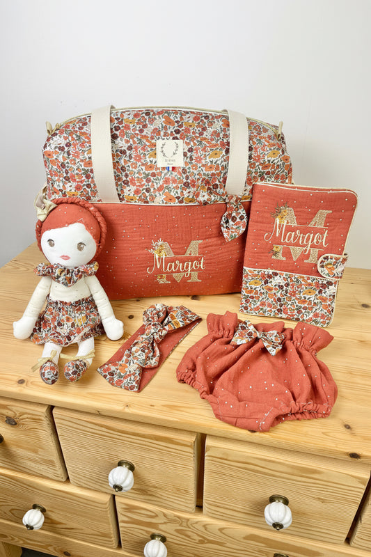 Ensemble : sac à langer, protège carnet , poupée, bloomer, et bandeau